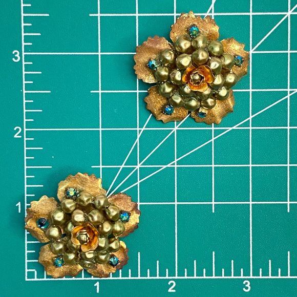 Flower Stud Earrings Gold Tone Cluster Beads Blue Green Rhinestones Clip Ons - Picture 10 of 11